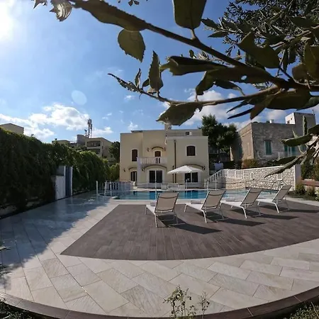 Con Piscina Donna Franca Apartment