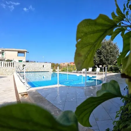 Con Piscina Donna Franca Apartment