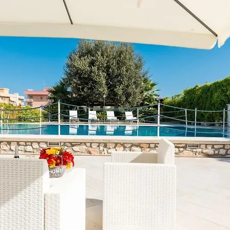 Apartment Con Piscina Donna Franca *