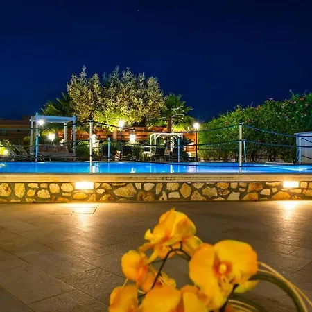 Con Piscina Donna Franca Apartment