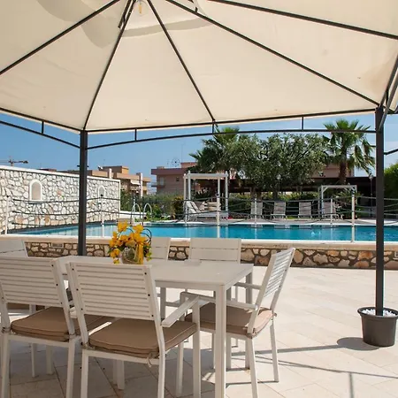 Con Piscina Donna Franca Apartment